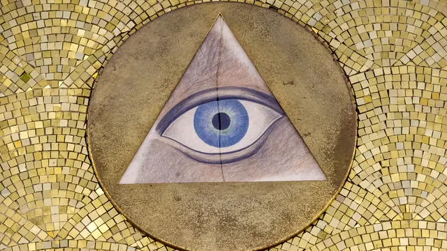 Het alziende oog rondom gouden mozaiek