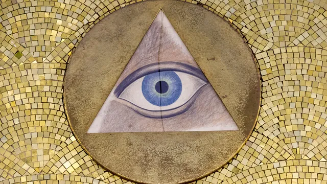 Het alziende oog rondom gouden mozaiek