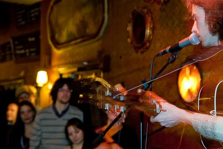 Door een subtiele setopbouw luistert het publiek geboeid toe.