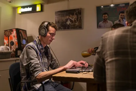 Cas polijst de laatste animaties vlak voor de opnames