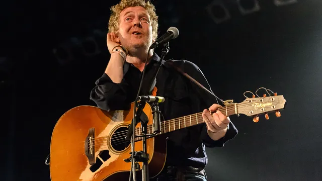 Glen Hansard, in de Teddy Widder, Down The Rabbit Hole, 2016