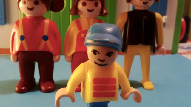 3 Playmobile poppetjes op een rij. 1 poppetje op de voorgrond