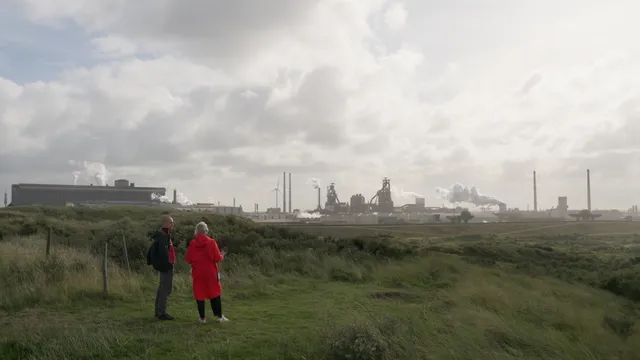 Een man en een vrouw kijken naar Tata Steel