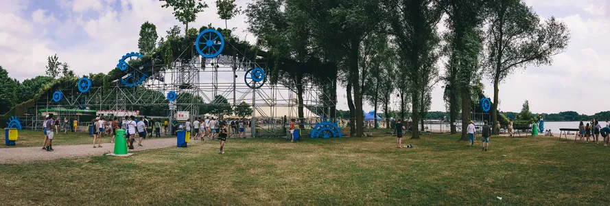 De entree van Down The Rabbit Hole