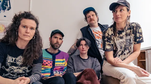 Een bandfoto van punkgroep Dishes, zittend op een bank