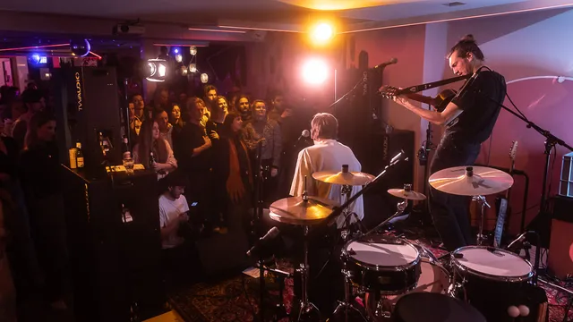 Lange mannen met haast