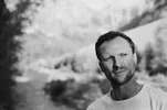 Zwart wit foto van regisseur Orlando von Einsiedel