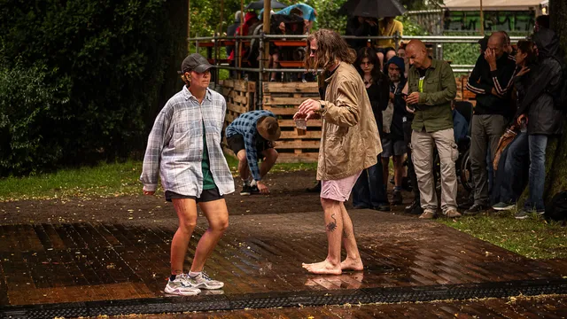 Dansen in de regen bij Devon Rexi