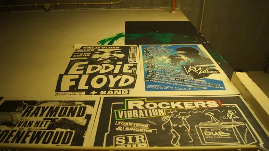 Overblijfselen van Wels de Vlugt's posters in het trappenhuis