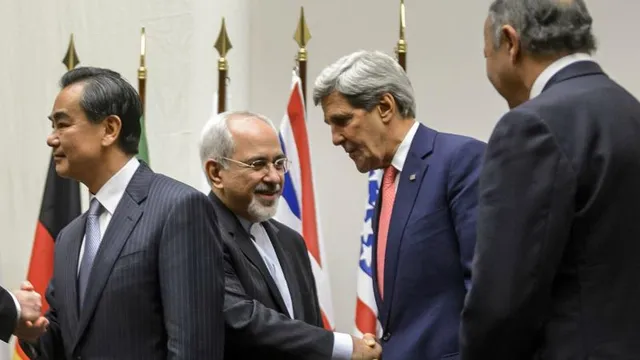 De Iraanse minister van Buitenlandse Zaken Zarif schudt handen met zijn Amerikaanse ambtgenoot Kerry.