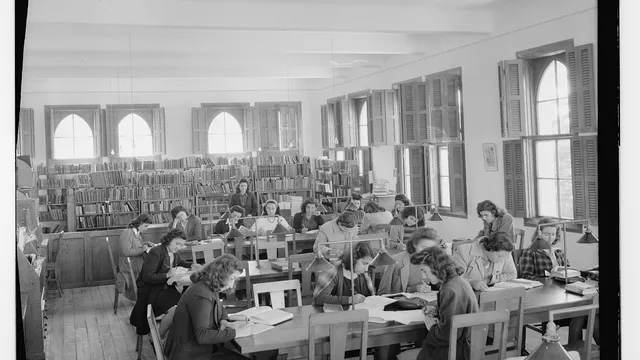 meisjes lezen in bibliotheek beirut
