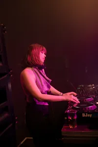 Sedef Adasi in de Bravo op Lowlands 2024