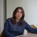 Still van Eylem Köseoglu uit de aflevering 'Ondermijning aan de Zaan" van Medialogica