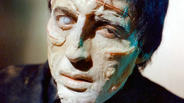 Christopher Lee als die "Kreatur" in Frankensteins Fluch ("The Curse of Frankenstein") aus dem Jahr 1957