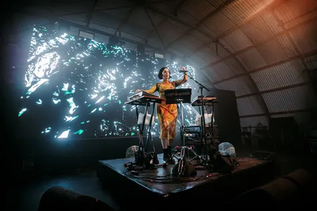 Kelly Lee Owens in de X-Ray op Lowlands 2022