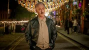 Leo (Alan Cumming) in miniserie Tip Toe