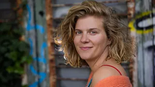 Vivian Vrolijk kijkt in de camera