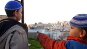 Twee jongens uit Hebron wijzen aan waar 'de terroristen' wonen in 'Kolonisten van Hebron'