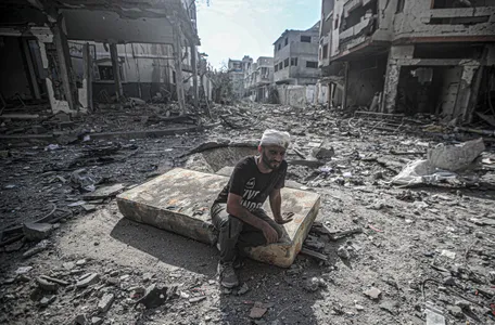 Zaanoun documenteert de schade na een bombardement in Gaza.