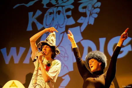 Kees stelt de Britse gast-dj Penny Metal voor. Haar muziekstijl kent overlap met die van Kees, maar ze draait vooral Russische en Oost-Europese polka’s. Die er overigens ook prima ingaan, al zijn ze wel wat minder meezingbaar.