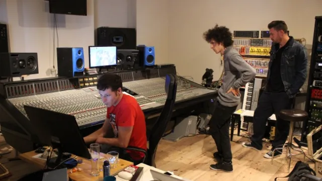 Colin Benders inspecteert de opnames van de jam sessies in Kytopia