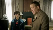 Een jonge Marco van Basten en zijn vader in de serie Basta