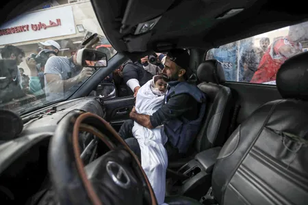 Zaanoun documenteert de schade na een bombardement in Gaza.