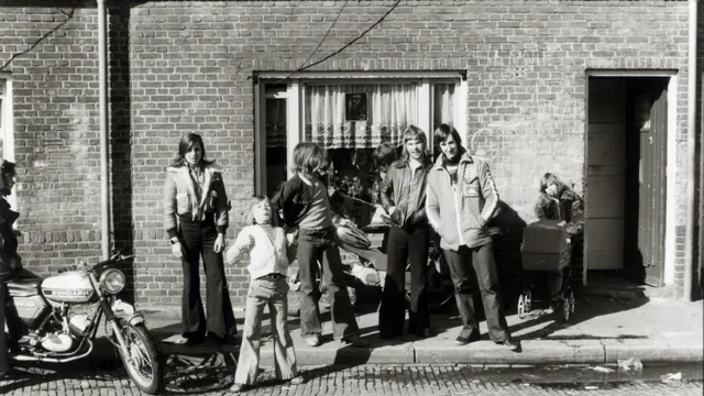 groep mensen voor huis in houtplein (wijk ondiep) in de jaren zeventig in Utrecht