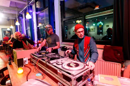 Kale Foefelaar (l) en Junk Shop Discotheque (r)