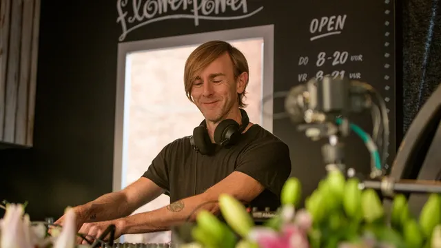 Richie Hawtin opent ADE 2017 vanuit een bloemenkraam op de Nieuwmarkt