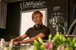 Richie Hawtin opent ADE 2017 vanuit een bloemenkraam op de Nieuwmarkt
