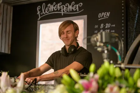 Richie Hawtin opent ADE 2017 vanuit een bloemenkraam op de Nieuwmarkt
