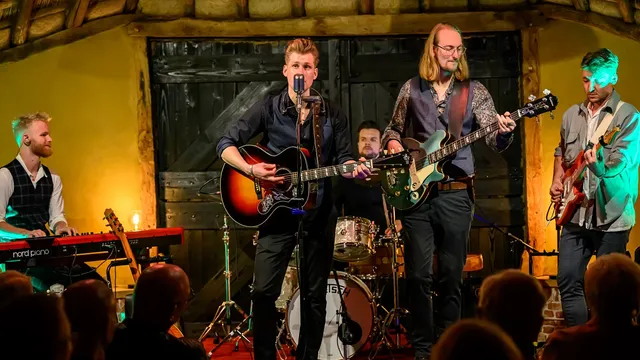 Aaron Asbury en band