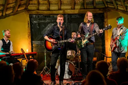 Aaron Asbury en band