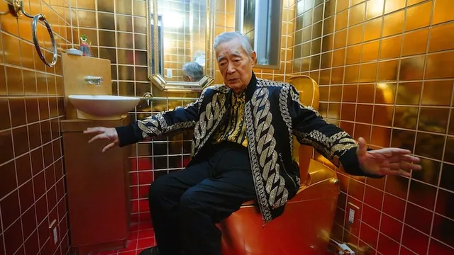 Man in Japan op gouden wc