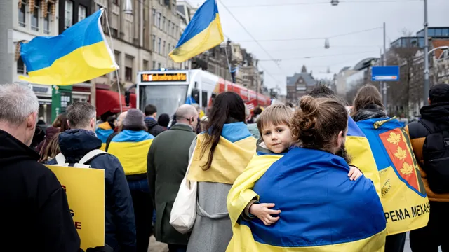 Een jongetje kijkt achterom bij een solidariteitsmars voor Oekraïne