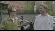 Links staat Joes als Fjeze Fur met een oranje zonnebril op en rechts jan hulst in een witte blouse