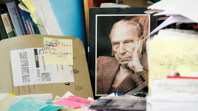 Wer war der geheimnisvolle Mensch Douglas Sirk, der sich auf dem Höhepunkt seiner Karriere aus den USA ins Tessin zurückzog und der doch mit seinem Werk Regisseure wie Rainer Werner Fassbinder nachhaltig beeindruckte?