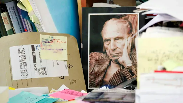Wer war der geheimnisvolle Mensch Douglas Sirk, der sich auf dem Höhepunkt seiner Karriere aus den USA ins Tessin zurückzog und der doch mit seinem Werk Regisseure wie Rainer Werner Fassbinder nachhaltig beeindruckte?
