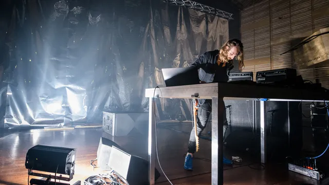 Ben Frost in het Muziekgebouw aan 't IJ tijdens ADE 2017