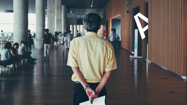 Man loopt door universiteitsgang