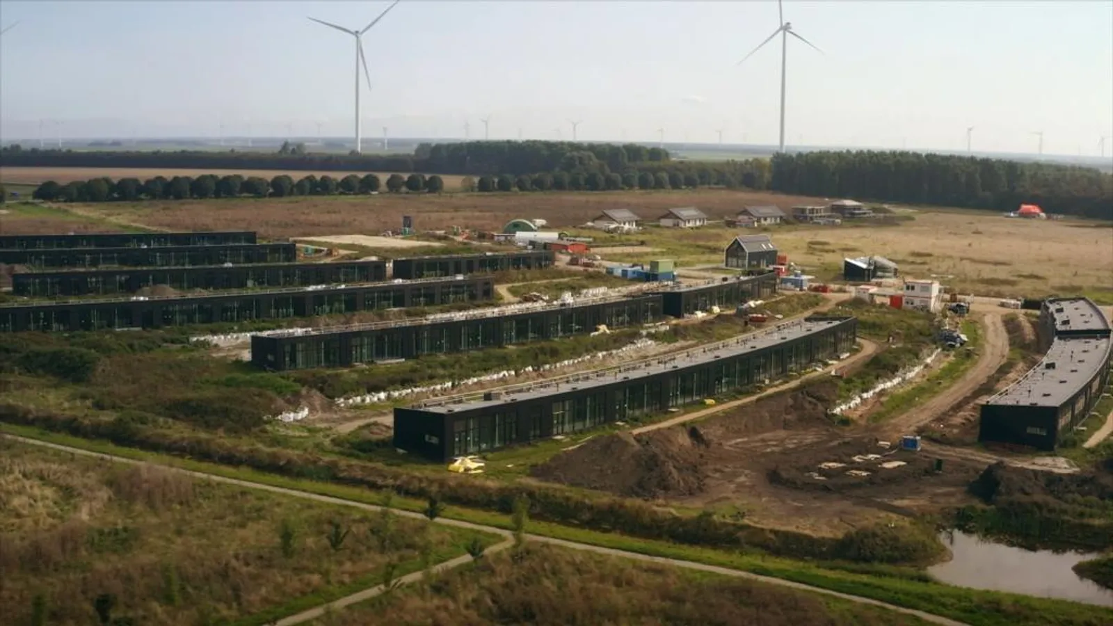 luchtfoto van het droomdorp met windmolens in de achtergrond.