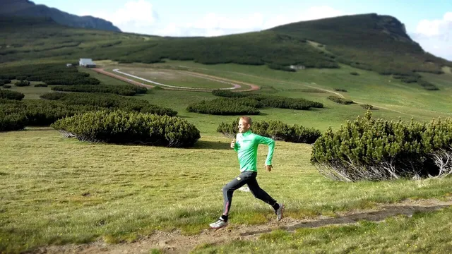 Atleet Roy Hoornweg rent door heuvelachtig landschap