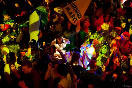 De opblaaskrokodillen en -orka’s worden vrijgelaten.