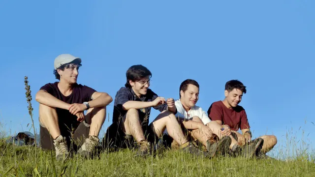 In de lange documentaire Into My Name (Nel Mio Nome) volgen we de vier vrienden tijdens hun proces van transitie van ‘vrouw’ naar ‘man’, een lang traject dat voert langs van tal van instanties waarbij attesten van meerdere specialisten (een psychiater, een endocrinoloog en/of chirurg) noodzakelijk zijn.