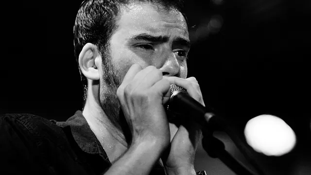 Torre van De Staat bijt zijn tanden stuk op de microfoon