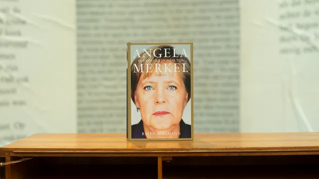 Brommer op zee tipt politiek boek van Angela Merkel.