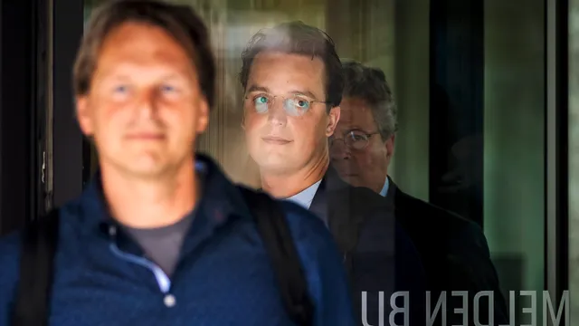 AMSTERDAM - Sywert van Lienden verlaat de rechtbank van Amsterdam samen met zakenpartner Camille van Gestel (L) waar besloten wordt of Van Lienden, en andere betrokkenen, ook als bestuurslid ontslagen moet worden bij de Stichting Hulptroepen Alliantie.
2022