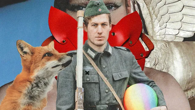 Afbeelding met jongeman in Duits soldatenpak met een regenboogbal onder linkerarm en een vos rechts van hem