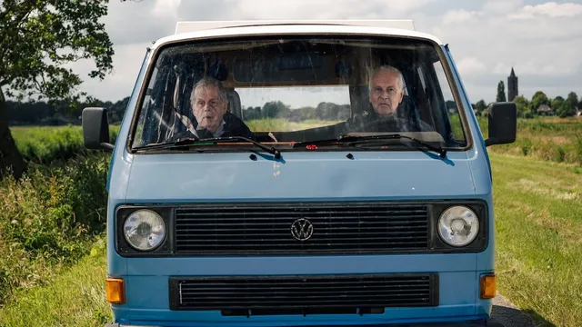 De twee broers zitten samen in een busje